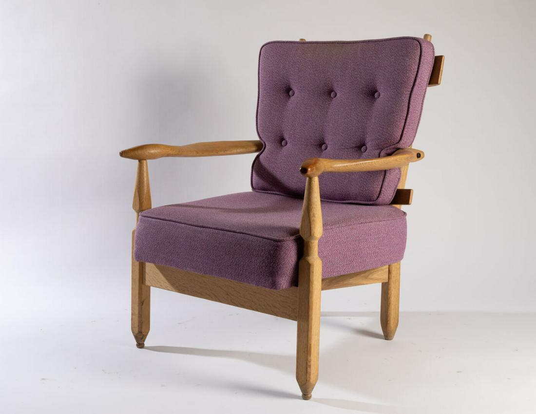 Robert GUILLERME (1913-1990) & Jacques CHAMBRON: FAUTEUIL, modèle "Mathilde"Le piétement à pans coupésChêne clair, garniture capitonée de tissu mauveH. 91,5 cm - L. 76 cm
