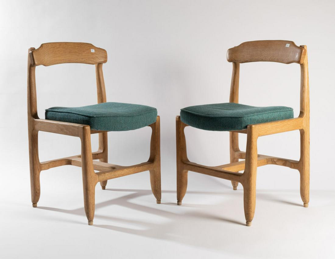Robert GUILLERME (1913-1990) & Jacques CHAMBRON: Paire de CHAISES, le dossier oblong et quadrilobé, le piétement avec entretoise en H Chêne clair, garniture en tissu vert H. 81 cm. L. 47,5 cm