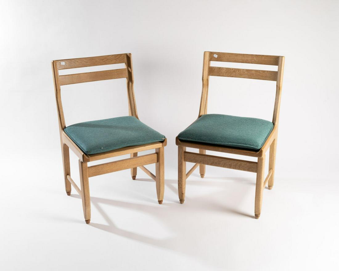 Robert GUILLERME (1913-1990) & Jacques CHAMBRON: Paire de CHAISES, le dossier à deux traverses Chêne clair H. 83,5 cm. L. 48,5 cm