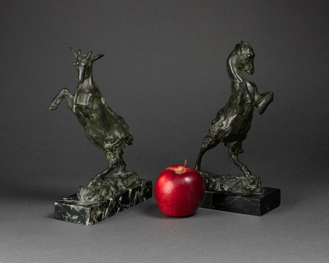 Maurice PROST (1894-1967): Paire de BOUQUETINS dressés Bronze à patine verte, marbre vert de mer Signé sur la terrasse et daté 1921 H. 21 cm L. 12,5 cm
