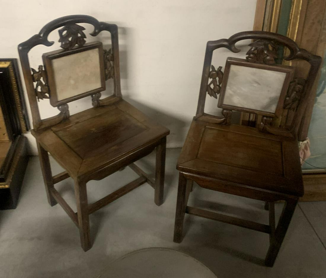 CHINE - Vers 1900: Quatre CHAISES, le dossier serti d'une plaque de marbre blanc dans un encadrement ajourÃ© de pÃªches de longÃ©vitÃ© L'entretoise en H Bois moulurÃ© H. 102 cm. L. 52 cm. P. 41 cm Usures, peti