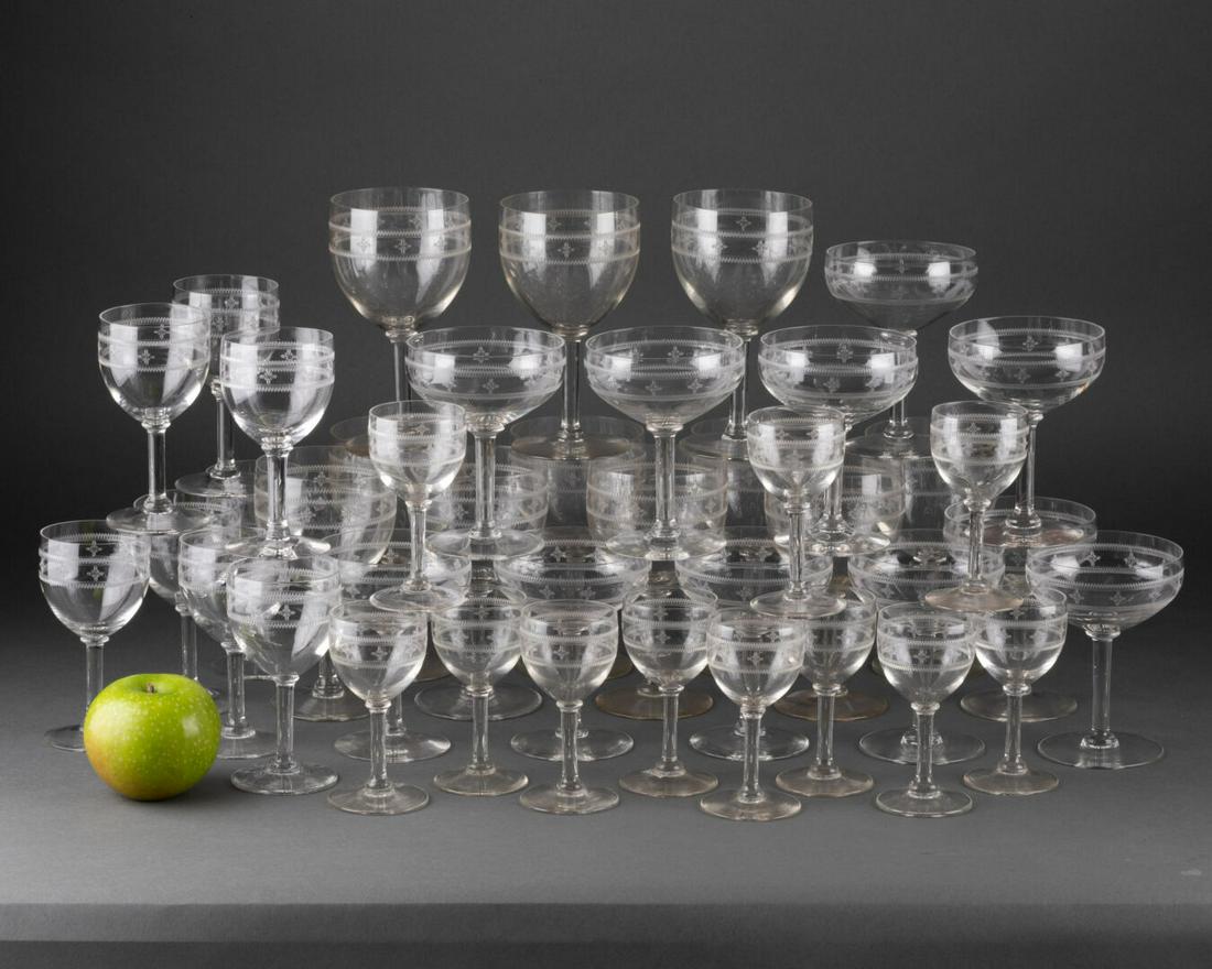 Boris TABACOFF (1927-1985) pour BACCARAT: Partie de SERVICE comprenant 11 VERRES Ã EAU, 11 COUPES Ã CHAMPAGNE, 8 VERRES Ã VIN, 11 VERRES Ã LIQUEURS