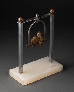 Michel DECOUX (1837-1924): Couple de moineaux sur un perchoir mobile Bronze à patine dorée, structure en métal argenté, socle d'onyx blanc à pans coupés Signé sur le socle H. 18,5 cm - L. 14 cm (hors socle)