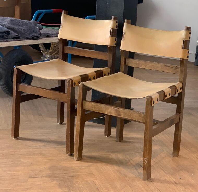 Maison REGAIN: Paire de CHAISES Bois et garniture de cuir Vers 1970 H. 81 cm - L. 46 cm - P. 49 cm Usures