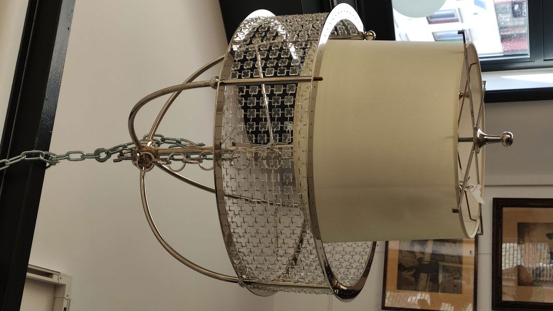 Thomas Pheasant pour BAKER Furniture: Bracelet Chandelier Suspension Ã quatre bras de lumiÃ¨re Acier chromÃ© H; 82 cm - D. 61 cm Abat-jour non d'origine, manque deux boules