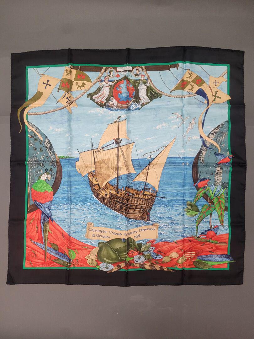 HERMES: CARRE titré "Christophe Colomb découvre l'Amérique 12 Octobre 1492" Twill de soie