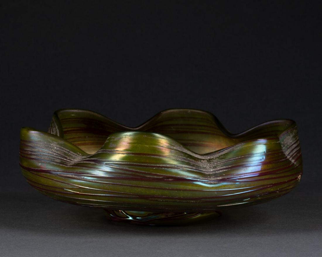 LOETZ, attribué à: VIDE-POCHE polylobé à décor de filets Verre irisé et pincé à chaud H. 5,5 cm - D. 16,5 cm