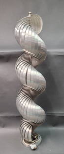 Henri MATHIEU (XX): LAMPADAIRE modèle Bonnieux , c. 1970 Lamelles d'aluminium brossé H. 113 cm