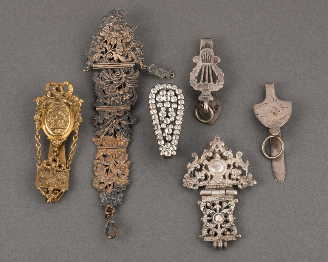 COLLIER: Lot de six CHATELAINES à décor floral stylisé L'une sertie de strass Diverses époques Argent Poids total net 122,1 g