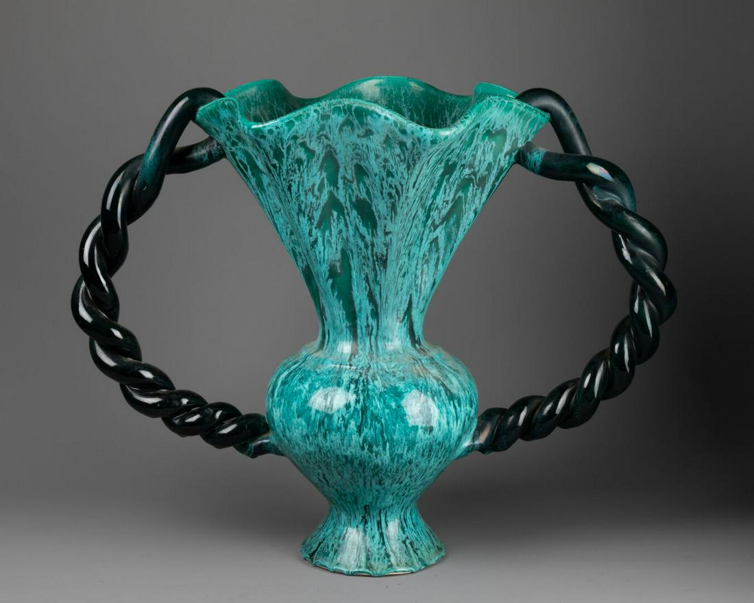 Marius GIUGE (1909-1980) pour VALLAURIS: Grand VASE à col évasé et polylobé Les deux anses torsadées Terre vernissée turquoise Trois tampons en creux au-dessous H. 45,5 cm - L. 57 cm