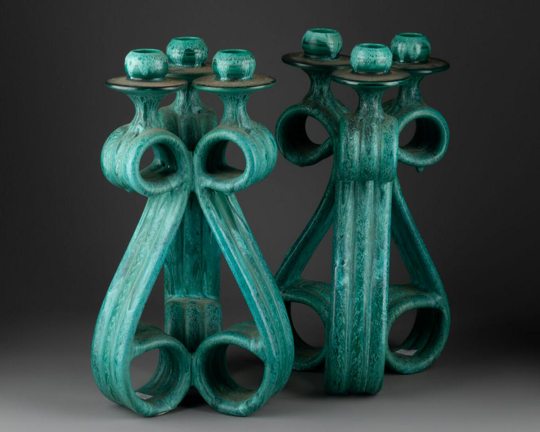 Marius GIUGE (1909-1980) pour VALLAURIS: Paire de CHANDELIERS Ã trois lumiÃ¨res Le fut en enroulements Terre vernissÃ©e turquoise H. 35 cmPetites rayures d'usage