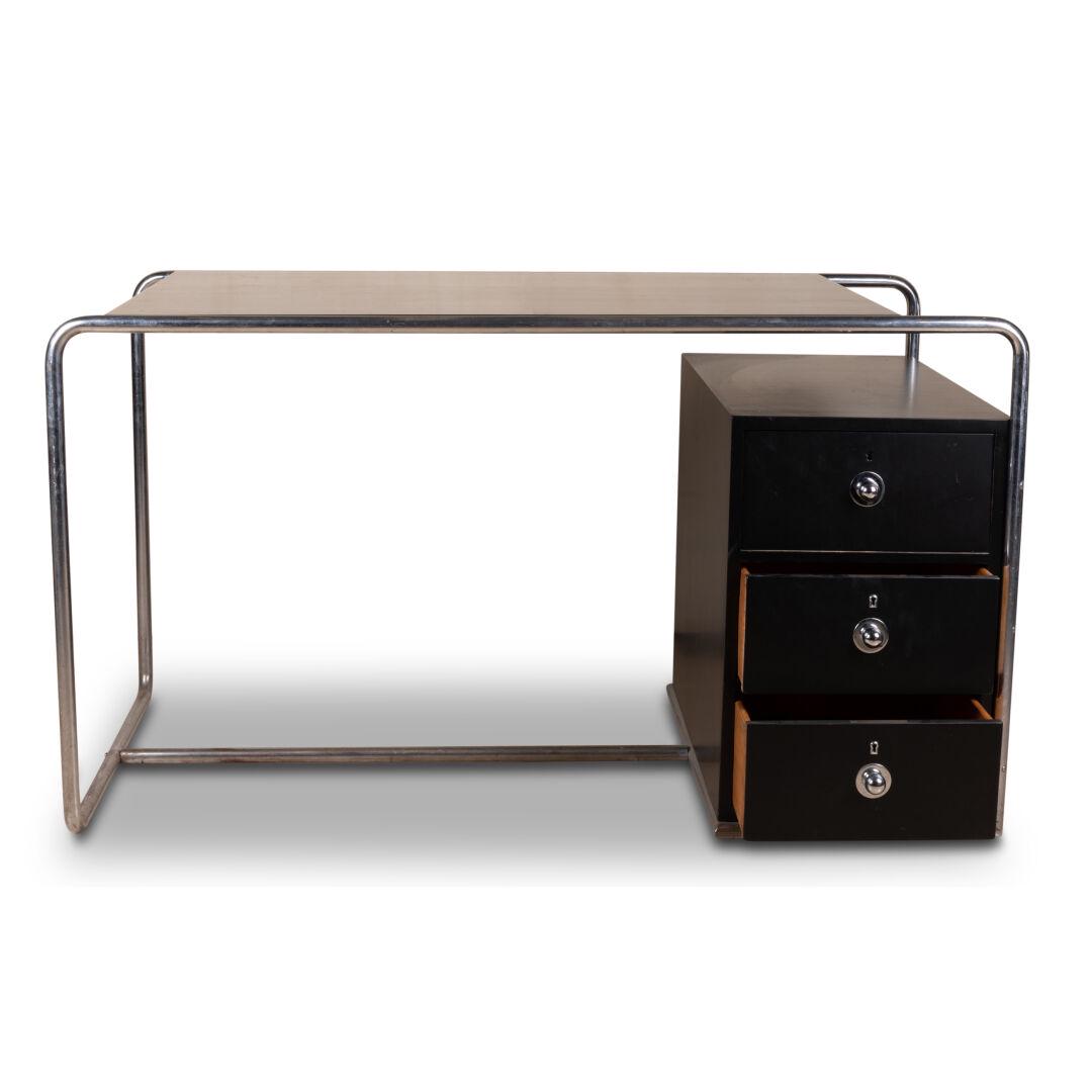 Bruno WEIL dit Béwé (1892-1962) pour Thonet Frères Paris: Bureau B282 1930/31Acier tubulaire et bois laquÃ© noir Circa 1930 H.76,5 cm - L.135 cm - P. 77 cmPlateau prÃ©sentant plusieurs rayures Chrome partiellement oxydÃ©s (dÃ©tails en photo)Manque en