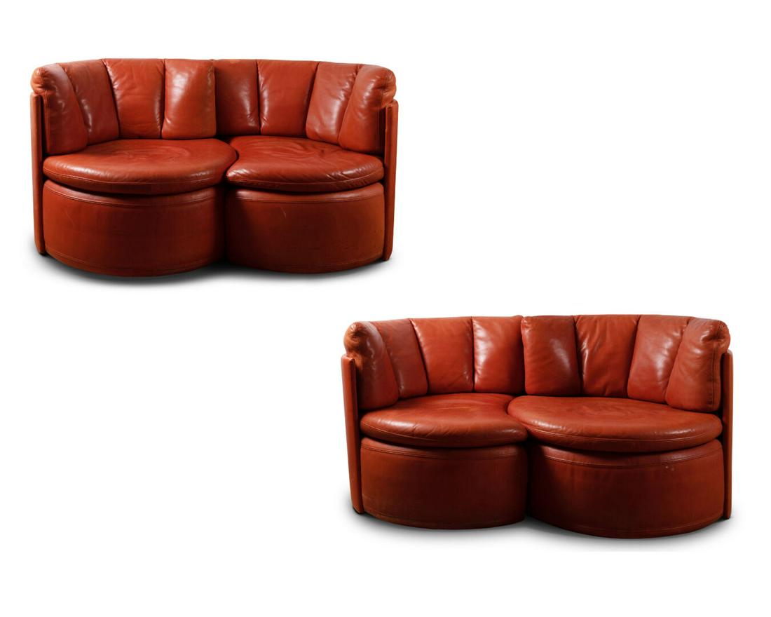 DE SEDE Team (XXe siècle): Paire de CANAPES composé de deux modules amovibles chacun Cuir orange H. 75 cm - L. 150 cm - P. 78 cmGriffures et marques d'usagesSur désignation