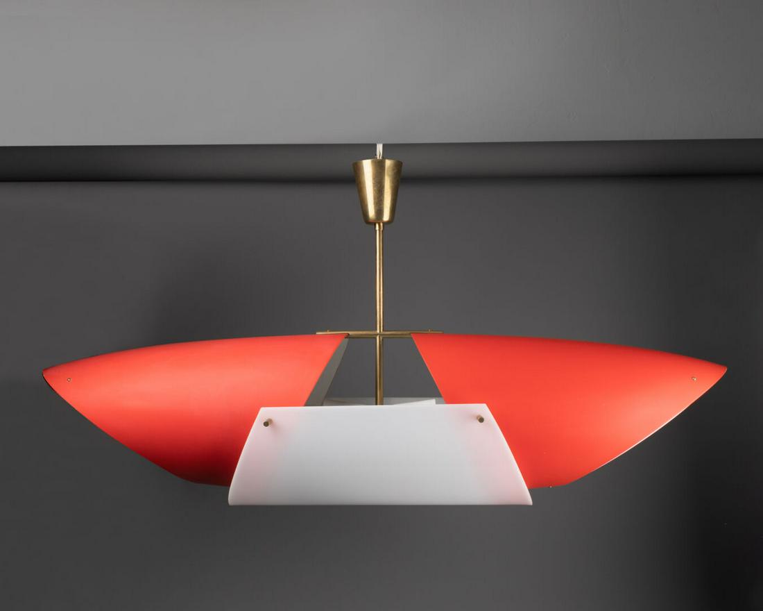 Angelo LELLI (1911-1979) pour ARREDOLUCE: SUSPENSION Laiton, diffuseur de métal laqué rouge, méthacrylate blanc H. 52 cm - L. 104 cm - P. 32 cm