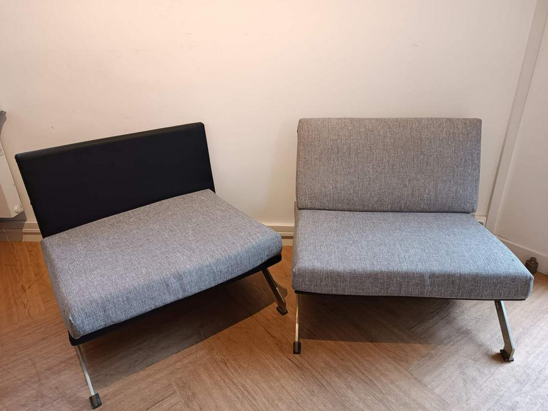 Gianni MOSCATELLI (XXe siècle) - FORMANOVA éditeur: Paire de FAUTEUILS de SALON Cuir noir, piétement acier Circa 1960-1970 H. 72 cm - L. 81 cm - P. 73 cm