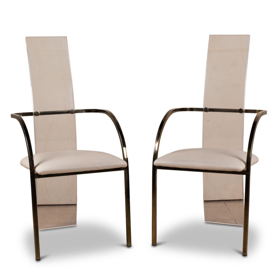 Chaises: Six CHAISES Métal doré et plexiglas Vers 1980 H. 112 cm - L. 53 cl