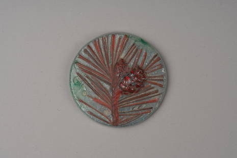 Amalric WALTER (1870-1959): Médaillon figurant une branche de pin Pâte de verre moulé, teinté rouge sur fond verre Monogramme D. 4,5 cm