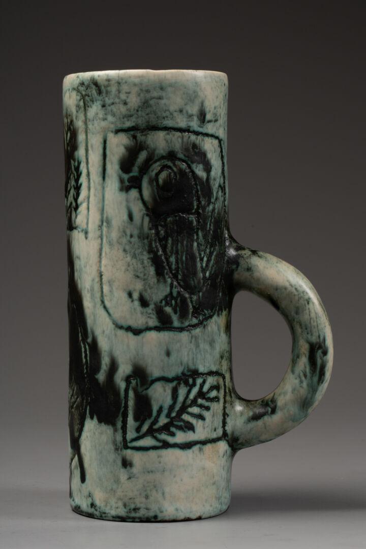 Jacques BLIN (1920-1995): Petite CHOPE à décor gravé d'oiseaux stylisés Epreuve en céramique émaillée blanc, essuyée et patinée vert et noir Signé au-dessous H. 16,5 cm