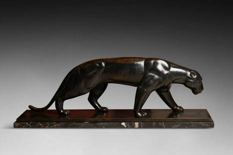 Michel DECOUX (1837-1924): Panthère marchant Épreuve en bronze à patine noire, contre-socle de marbre veiné, fonte posthume Signée sur la terrasse H. 24 cm - L. 76 cm - P. 16,5 cm