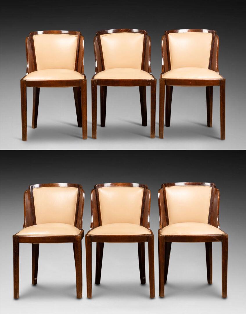 Travail vers 1930: Suite de six CHAISES Garniture de cuir beige, placage de palissandreH. 77 cm - L. 47 cm - P. 45 cm Griffures et marques d'usage