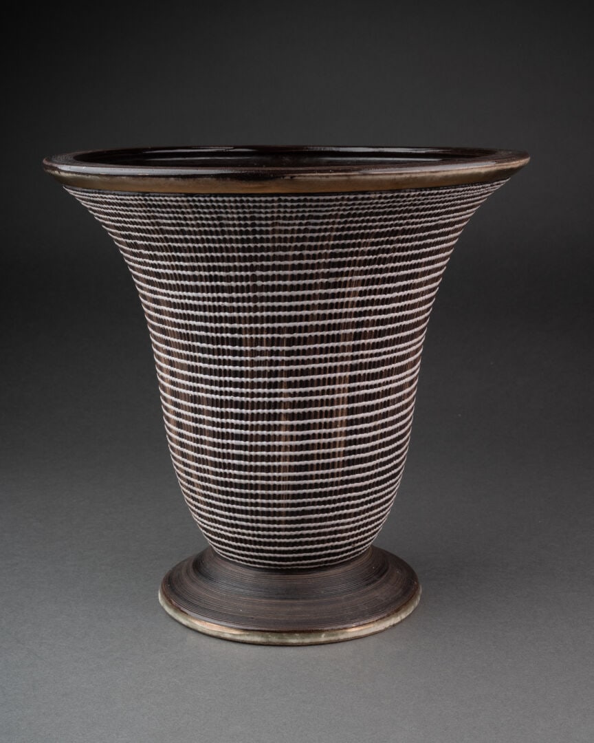 Lucien BRISDOUX (1878-1963): VASE de forme tulipe à motifs striés de lignes blanches Epreuve en céramique Signé au-dessous H. 24,5 cm
