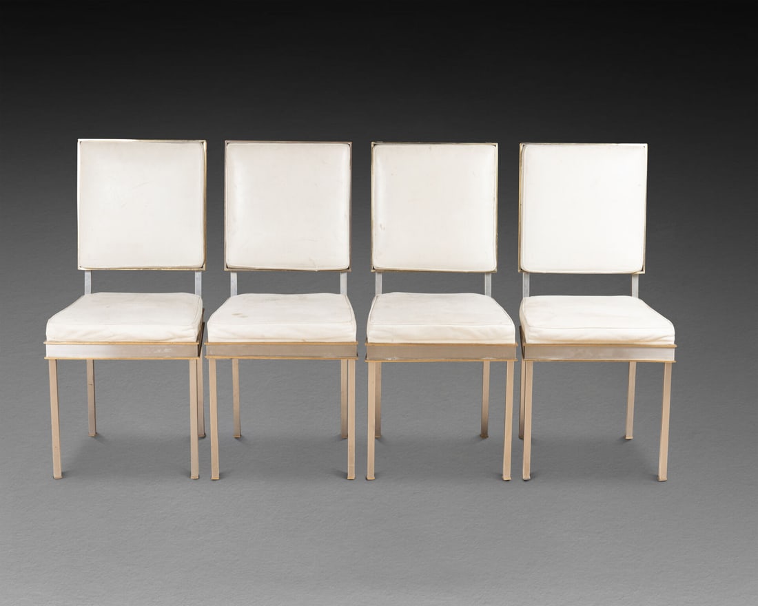 Maison JANSEN - Vers 1970: Quatre CHAISES à dossier droit La garniture en skaï blanc 93 x 43 x 44 cm Ususres Vendu sur désignation, lot à retirer au 75 rue des Rosiers 93400 Saint-Ouen-sur-Seine