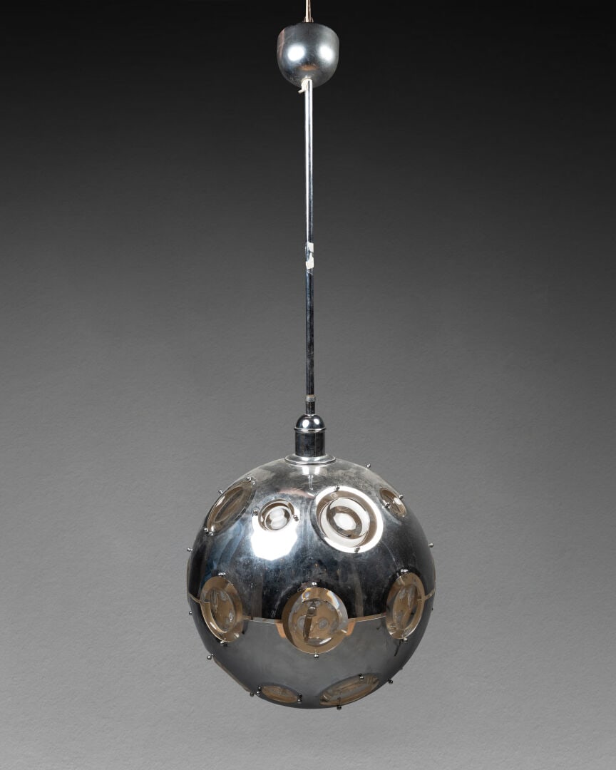 Oscar TORLASCO (1934-2004): SUSPENSION, c. 1970 De forme sphérique à semi de pastilles en cristal incolore Métal chromé H. sphère : 38 cm H. total 105 cm