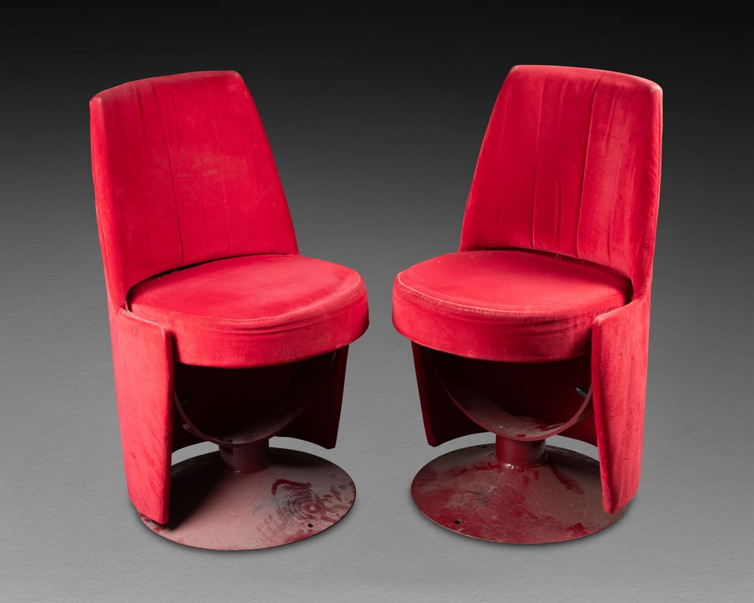 [CRAZY HORSE]: Lot de deux CHAISES La garniture en velours rouge, le piétement en métal laqué H. 81 cm