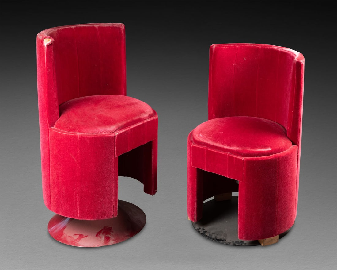[CRAZY HORSE]: Deux CHAISES du Crazy Horse Garniture rouge, piétement en métal laqué H. 78 et 87 cm Usures et petites déchirures, piétement différent
