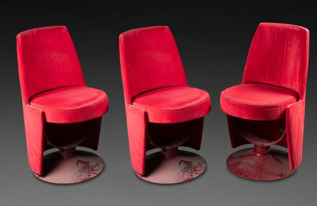 [CRAZY HORSE]: Lot de trois CHAISES du Crazy Horse, l'assise basculante La garniture de velours rouge, le piétement en métal laqué rouge H. 84 cm environ Usures et petites déchirures