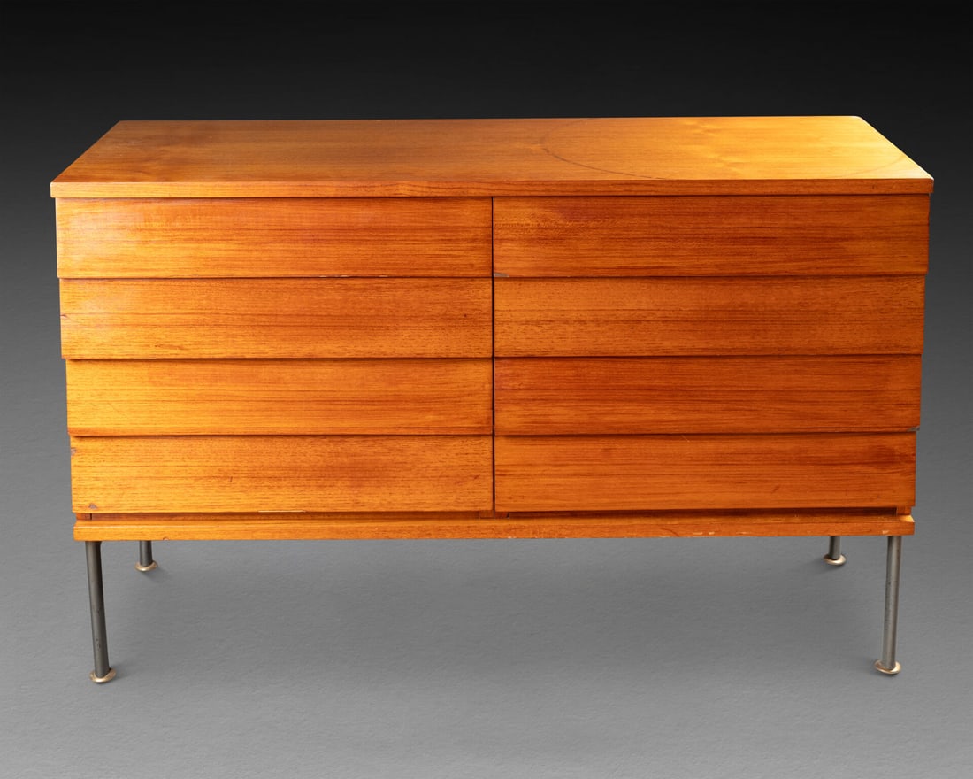 Louis PAOLOZZI (XXe siècle): COMMODE ouvrant par huit tiroirs sur quatre rangées Bois de placage, piétement métallique H. 76 cm - L. 120 cm - P. 46 cm Marques sur le plateau