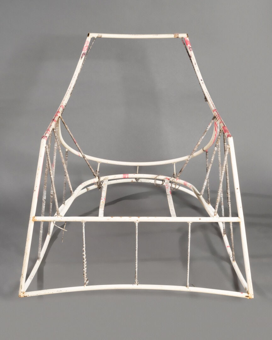 John Hollister RISLEY (1919-2002), attribué à: FAUTEUIL à bascule Acier tubulaire laqué blanc80 x 79 x 82 cm Marques d'usages, oxydation, tâches de peinture Vendu sur désignation, lot à retirer au 75 rue des Rosiers 93400