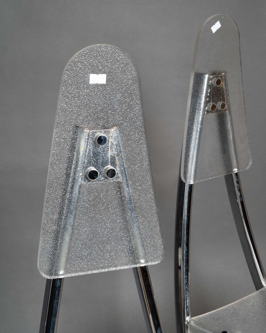 CHAISES: Quatre CHAISES modernes Acier et plastique H. 94 cm - 41 cm Vendu sur désignation, lot à retirer au 75 rue des Rosiers 93400 Saint-Ouen-sur-Seine