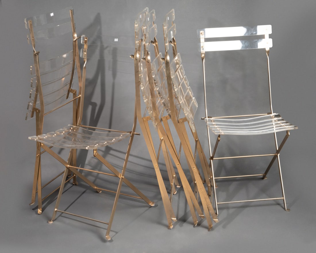 CHAISES: Ensemble de Six CHAISES pliantes Plexiglas et métal 85,5 x 39,5 x 40 cm Vendu sur désignation, lot à retirer au 75 rue des Rosiers 93400 Saint-Ouen-sur-Seine