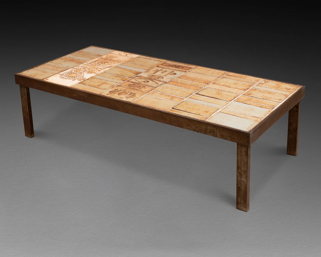 Roger CAPRON (1922-2006): TABLE basse, c. 1955 De forme rectangulaire, le plateau présente un décor d'oiseaux stylisés et de motifs géométriques Le plateau composé de carreaux de céramique &#