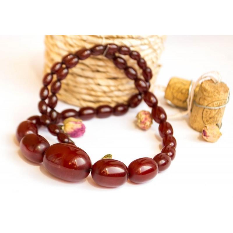 40 g. Vintage Cherry red amber graduated Bakelite art deco necklace: Tested (graduated) vintage Bakelite. Weight: 40 gram (1.41 oz.) Beads size: 9-28 mm. Length: 540 mm Condition: as on the photo Ref.: 120400928054056