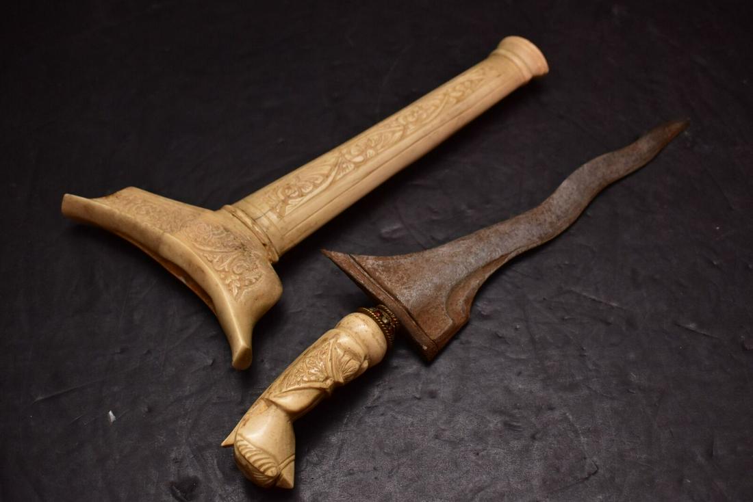 Indonesian sword knife Bone damascus steel pattern: Antique keris kris Indonesian Javanese sword Bone knife blade dagger Damascus. Really incredible vintage knife. The handle and sheath are all carved from bovine bone and beautifully detailed. This pie