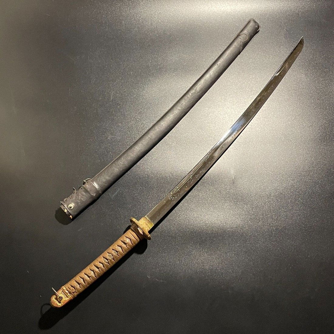 Vintage Japanese Retro Rare WW2 Gunto Army Sword: This is GUNTO from WW2. It has a black leather cover. It seems that the Type 98 manufactured around the middle of the war is based. The blade is an imitation, made of alloy and does not cut. Size: Ple