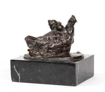 August Gaul (1869 Grossauheim - Berlin 1921): Henne mit Kueken. Um 1898. Bronze mit schwarzbrauner Patina. Hoehe 5,8 cm. Auf schwarzem Marmorsockel (2 x 9 x 7 cm) montiert. Hinten auf der Plinthe signiert: Gaul. Posthumer Guss. Werkverzeichnis: G