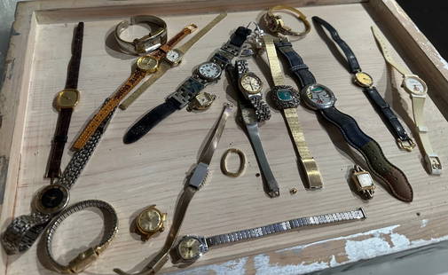 Huge Lot of Vintage Woman Watches: Huge Lot of Vintage Woman Watches