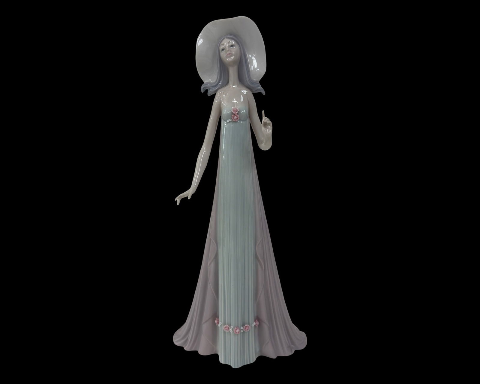 Lladro Porcelain Debutante #1431 Figure: Lladro Debutante #1431 7"L x 5"W x 14"H. Condition report: Very good, no seen issues.