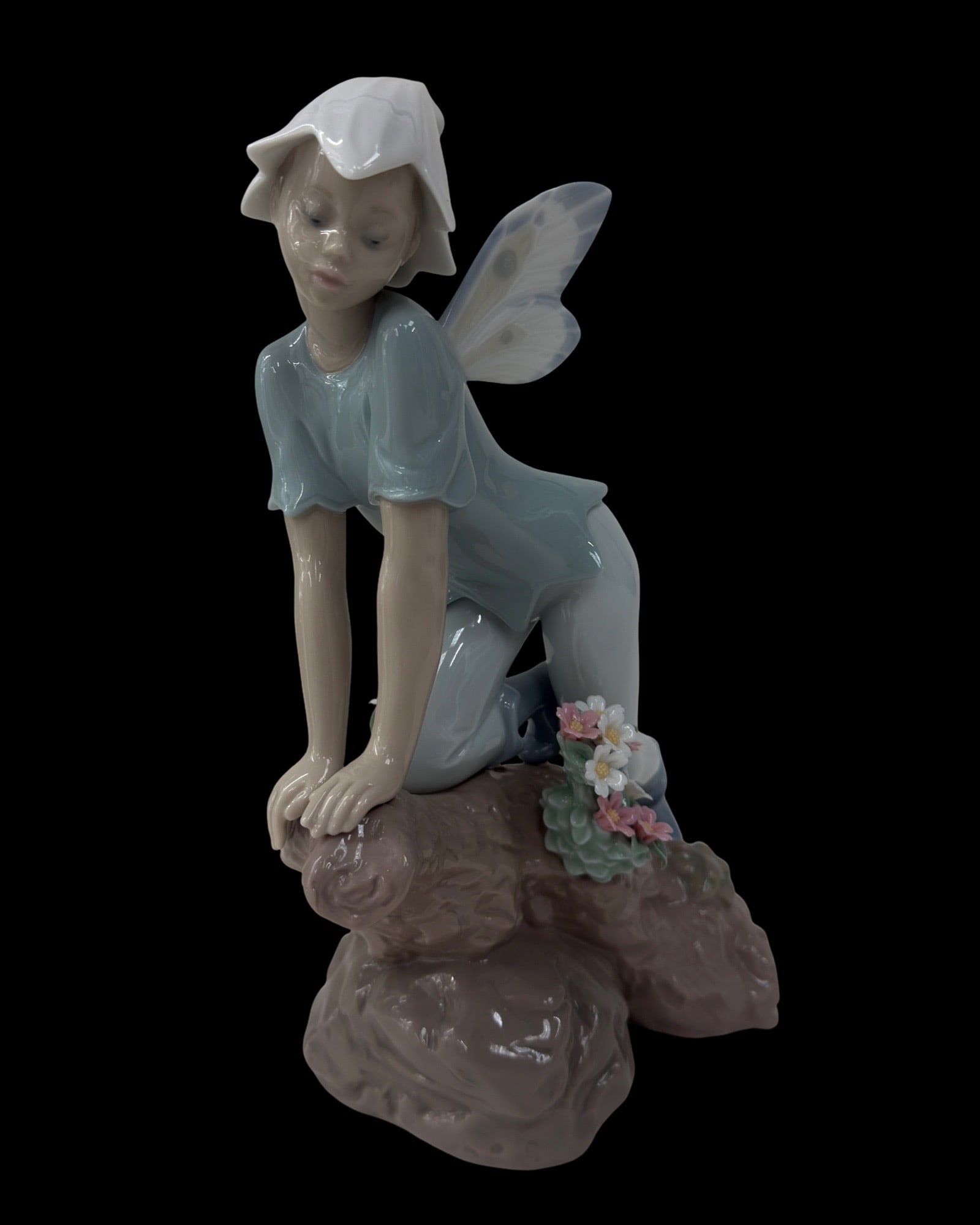 Lladro Prince of the Elves Figurine 1007690: Lladro Prince of the Elves Figurine 1007690Measures 9 x 6 x 3 inches. The underside of the base features the blue printed factory mark