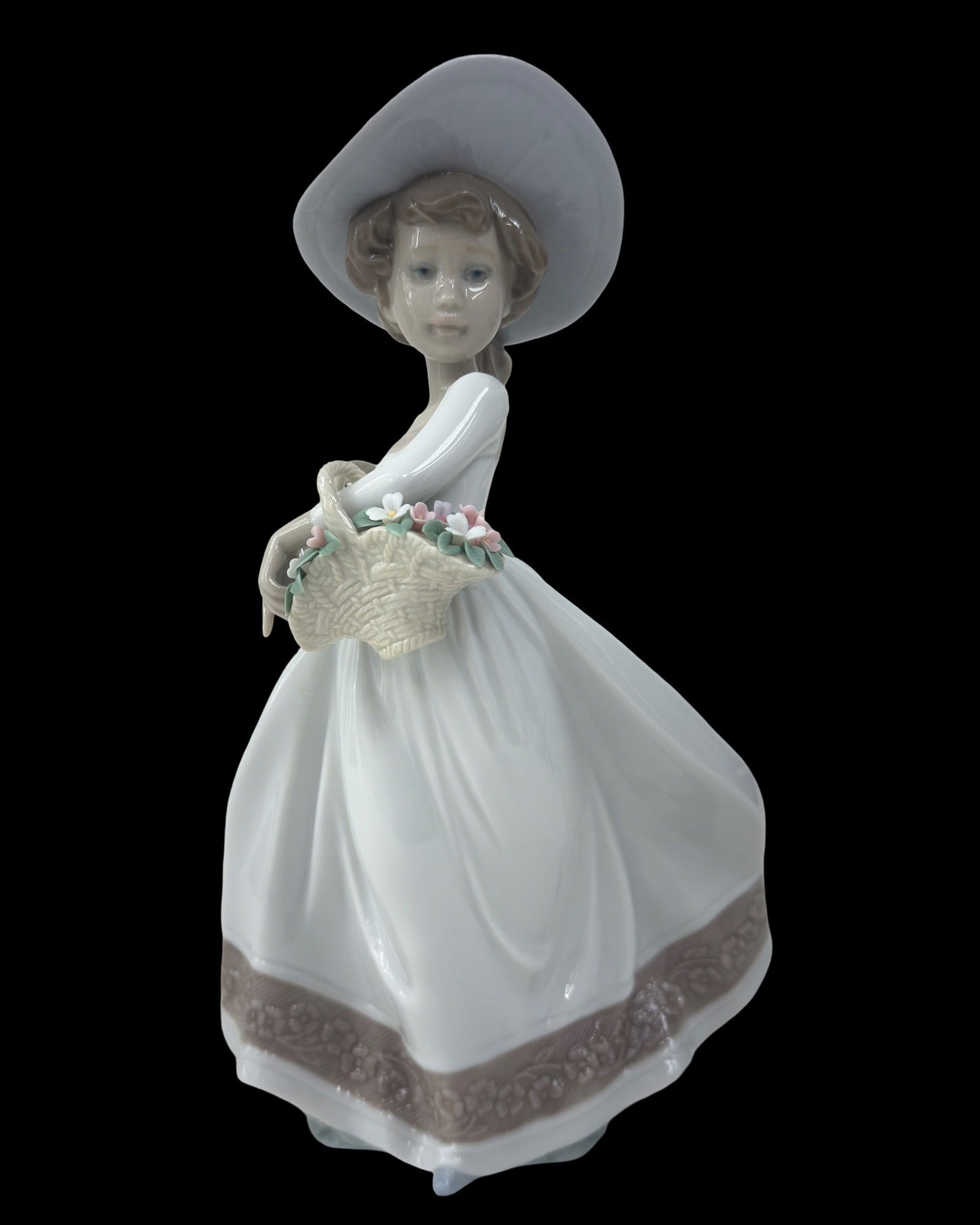 Sweet Flowers Lladró 6940: Sweet Flowers Lladró 6940, Measures 10 x 6 x 4 inches. Retired 2008