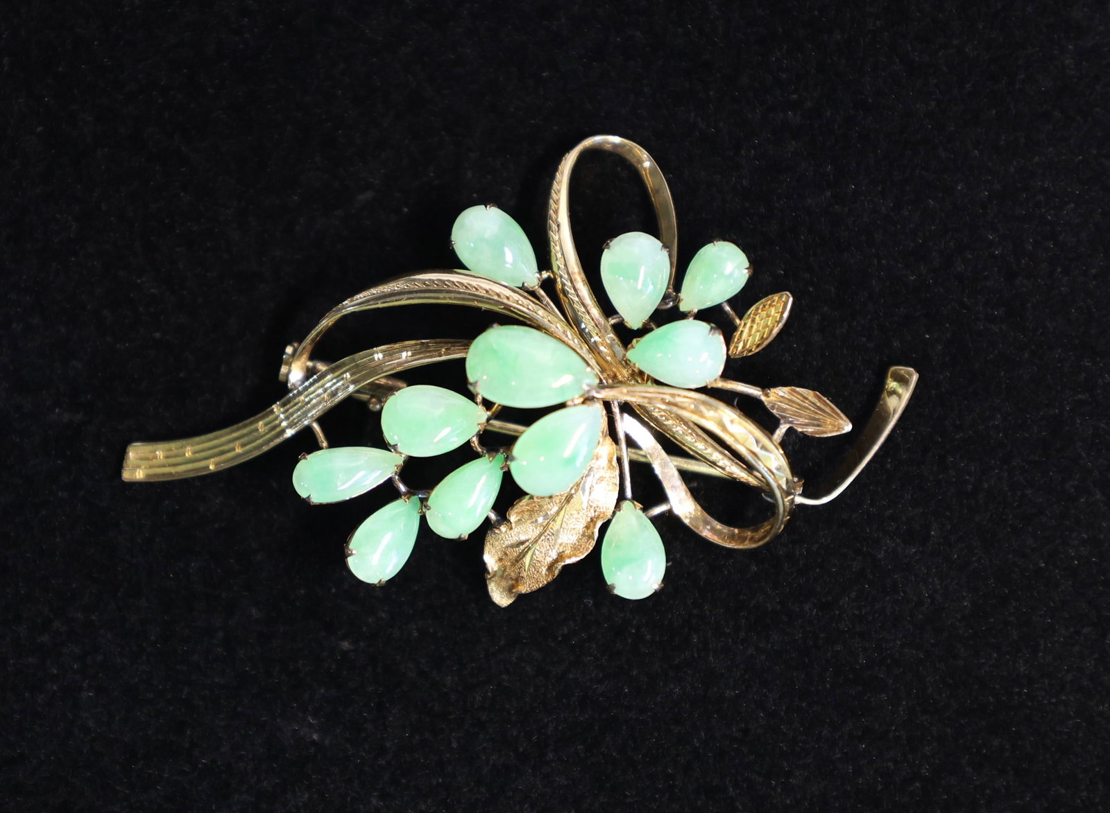 Antique 14k & Jade Brooch: Antique 14K Yellow Gold & Jade Brooch - Total Weight 6.58 Grams