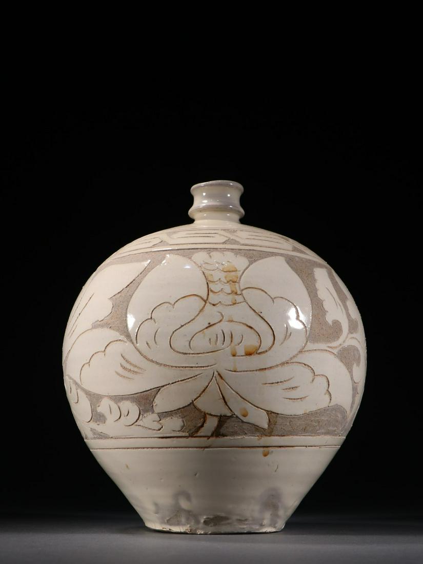 A Fine Dingyao Vase (1 of 9)