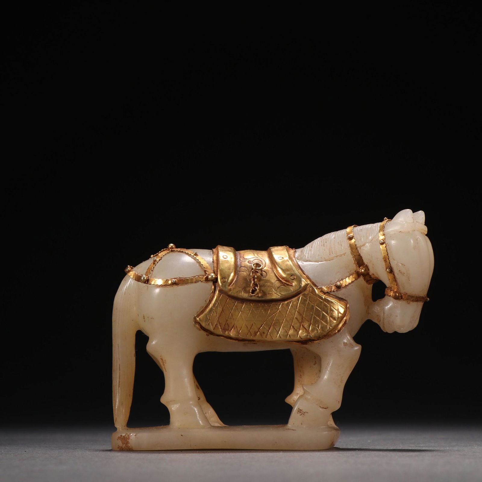 A Fine Agate Inlaid Gold Horse Ornament (1 of 9)