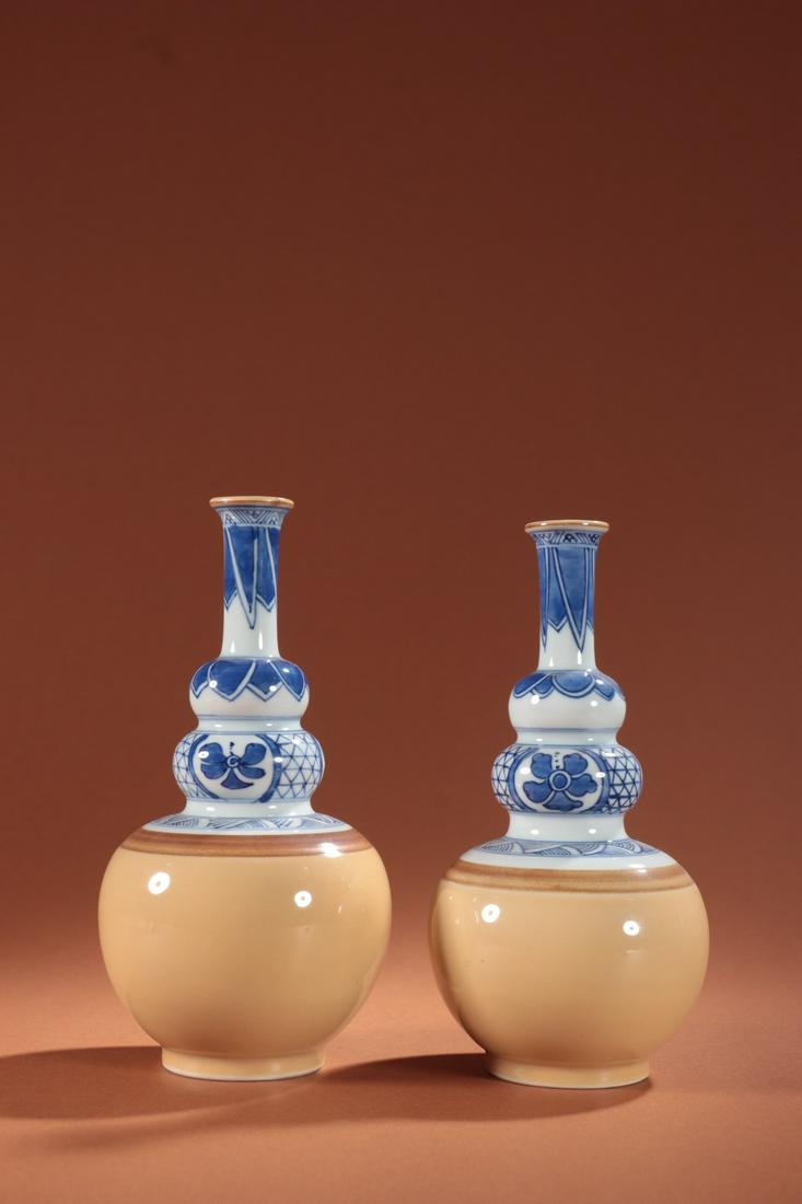 A Pair of Bule and White Vases (1 of 9)