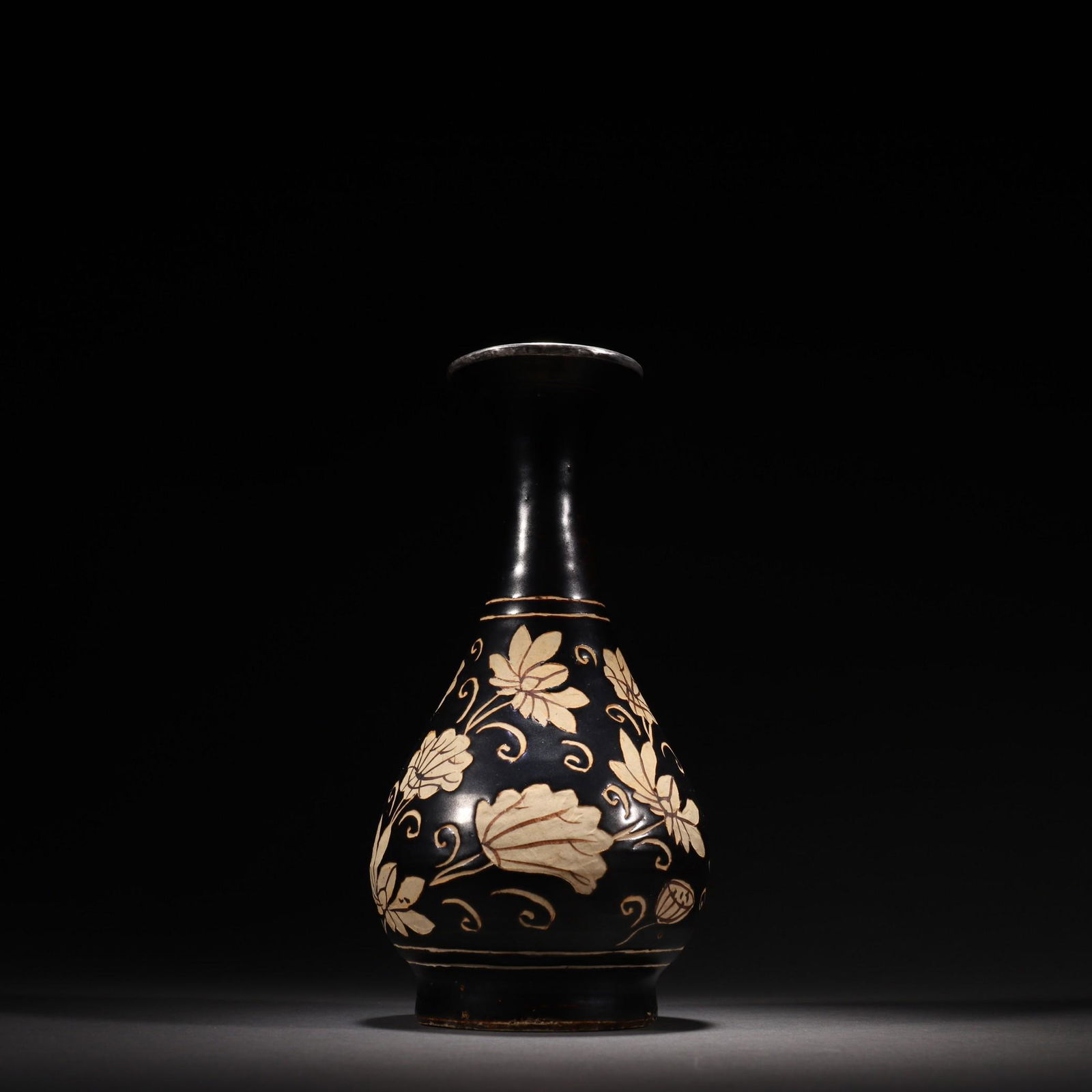 A Rare Cizhou Kiln Vase (1 of 9)