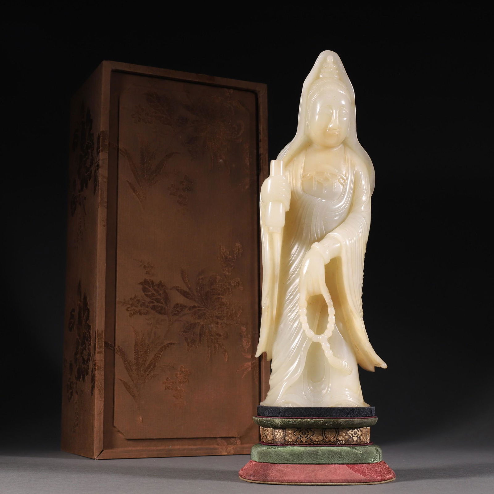 A Top Hetian Jade Carved Figure of Guanyin (1 of 9)