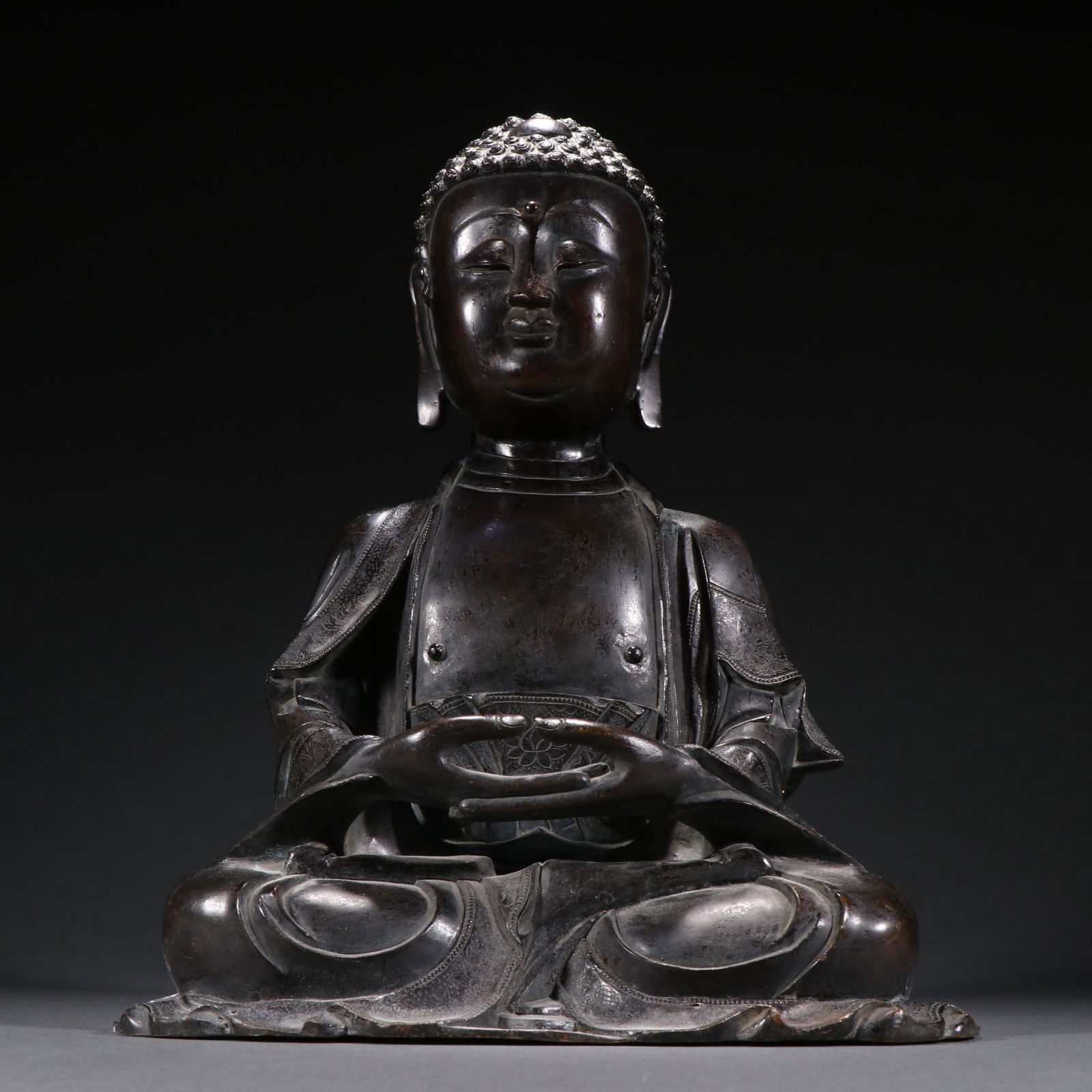 A Fine Bronze Figure of Guanyin (1 of 9)